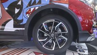 Warna merah standar dari New MG ZS kini lebih eksentrik berkat paduan coretan nyeni khas Abenk yang ia jelaskan sebagai ‘fastline’ atau menggaris cepat, yang membuat hasil visualnya terlihat random atau acak, namun di saat yang bersamaan sangat atraktif.