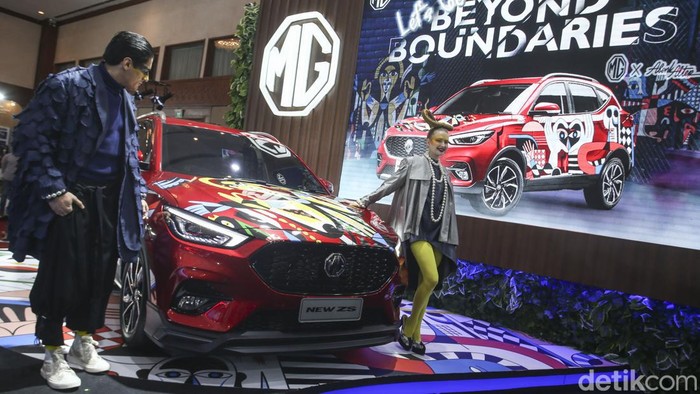 MG Motor Indonesia memamerkan Xpander dan Xpander Cross di Gaikindo Jakarta Auto Week (GJAW) 2023, Jakarta Convention Center (JCC), Senayan, Jakarta, Jumat (10/3/2023).