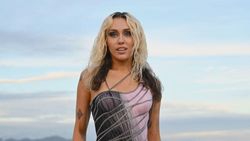 Jangan Kasih Kartu Natal, Miley Cyrus Fobia Kertas!