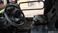 Citroen Ami Buggy menggunakan pintu unik dengan material besi. Sehingga, pengemudi di dalam bisa terlihat dengan jelas dari luar. Sementara pergantian transmisinya menggunakan tombol-tombol di sebelah kiri kursi.