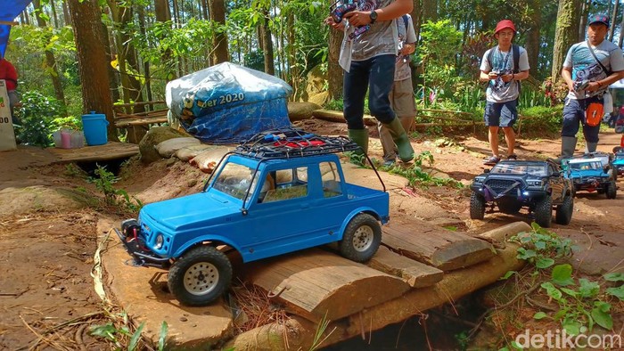 Mobil RC menjajal Batu Kuda, Kabupaten Bandung.