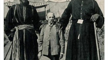 Penjaga Delhi Darbar berfoto dengan fotografer berkebangsaan Amerika pada 1903. Foto: LIHpios via Bored Panda