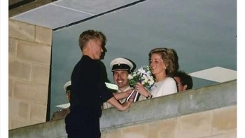 Laki-laki muda memberikan Putri Diana bunga setelah dibantu teman-temannya. Foto ini diambil pada 1989. Foto: LIHpios via Bored Panda