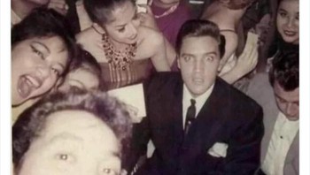 Fans berpose bersama Elvis Presley di tahun 1960-an. Foto: LIHpios via Bored Panda  