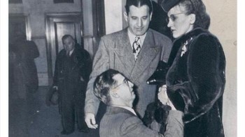 Seorang laki-laki meminta maaf kepada sang istri di dalam ruang sidang perceraian. Foto: LIHpios via Bored Panda  