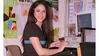 Familiar? Ini penyanyi Shakira dengan pakaian kasual di tahun 1990-an. Foto: LIHpios via Bored Panda  