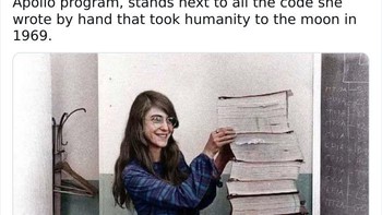 Margaret Hamilton merupakan pemimpin pengembangan program Apollo NASA. Dia dipotret di sebelah tumpukan kode yang dia tulis dengan tangan sendiri, kode yang mampu membawa manusia ke Bulan pada 1969. Foto: LIHpios via Bored Panda