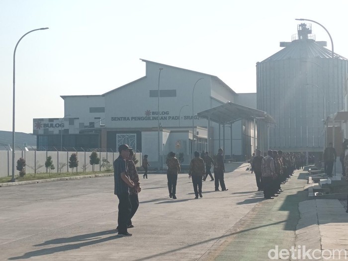 MRMP atau pusat penggilingan padi modern di Desa Karangmalang, Masaran, Kabupaten Sragen, Sabtu (11/3/2023) pagi.