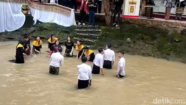 Muda Mudi Muli Mekhanai Lampung melalui ritual Belangiran (