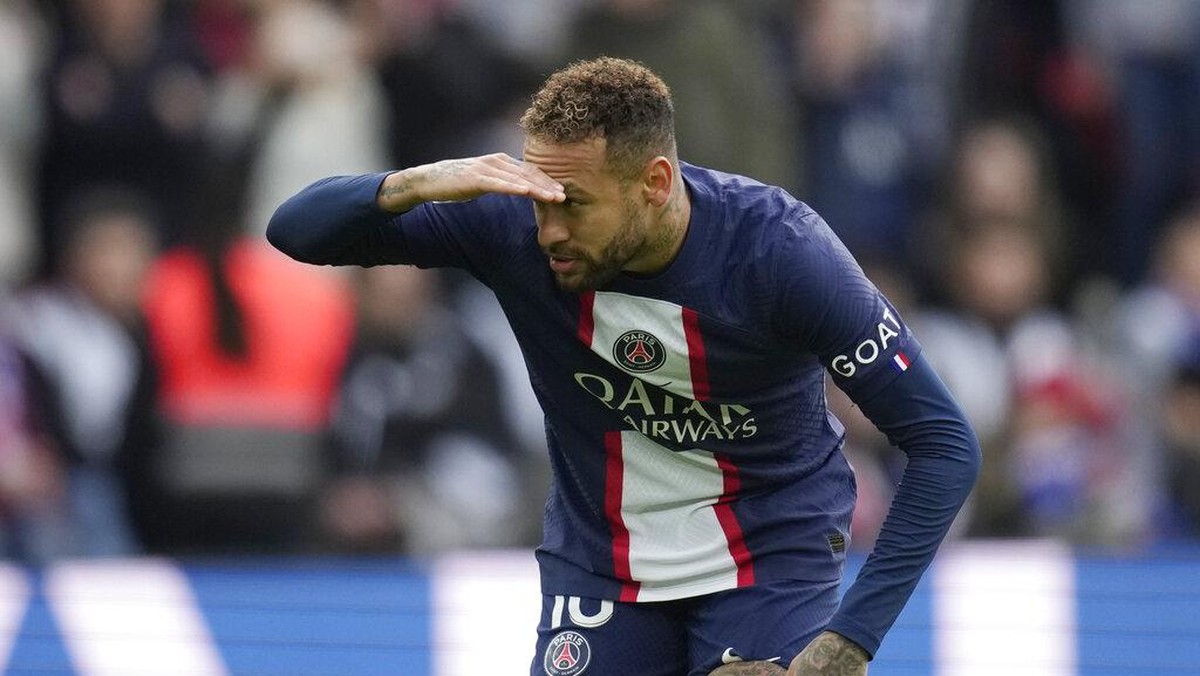 Neymar digosipkan ingin pergi dari PSG. Foto: AP/Christophe Ena