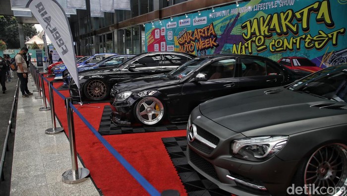 Pengunjung menikmati pameran mobil modifikasi di Jakarta Auto Week 2023, JCC Senayan, Sabtu (11/3/2023).