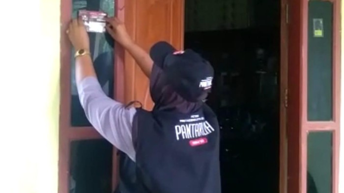 Pantarlih saat melakukan coklit di Pinrang, Sulsel.