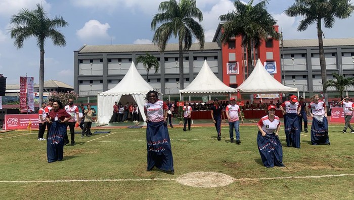 Para narapidana dan kedubes asing mengikuti fun games di Hari Bakti ke-59 Permasyarakatan.