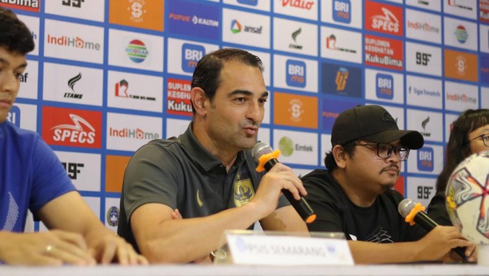 Pelatih PSIS Semarang, Gilbert Agius dalam jumpa pers.