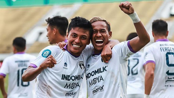 Pemain Persita Tangerang Irsyad Maulana dan Muhammad Toha.