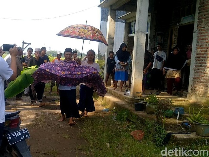 Pemakaman bayi usia 2 bulan yang tewas dibanting ayah kandungnya di Kabupaten Pemalang, Sabtu (11/3/2023).