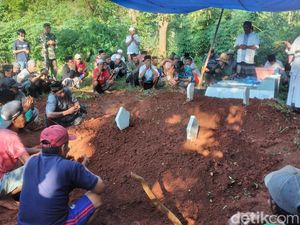 Ibu-Anak Korban Kebakaran Depo Pertamina Plumpang Asal Sumenep Dimakamkan
