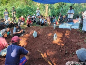 Ibu-Anak Korban Kebakaran Depo Pertamina Plumpang Asal Sumenep Dimakamkan