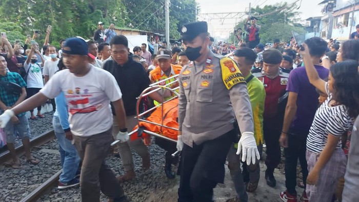 Pemotor lansia, HW (59) tewas tertabrak KRL di perlintasan kereta Jalan Tubagus Angke, Tambora, Jakarta Barat (Jakbar), Sabtu (11/3/2023) sore.