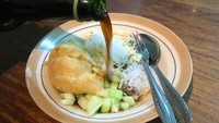 Pempek sudah jadi idola tiap pengunjung yang berwisata ke Palembang. Terbuat dari daging ikan yang dicampur dengan tepung kanji dan tepung sagu, pempek wajib disajikan dengan saus andalannya, yaitu cuko. (Foto: Wikimedia Commons)