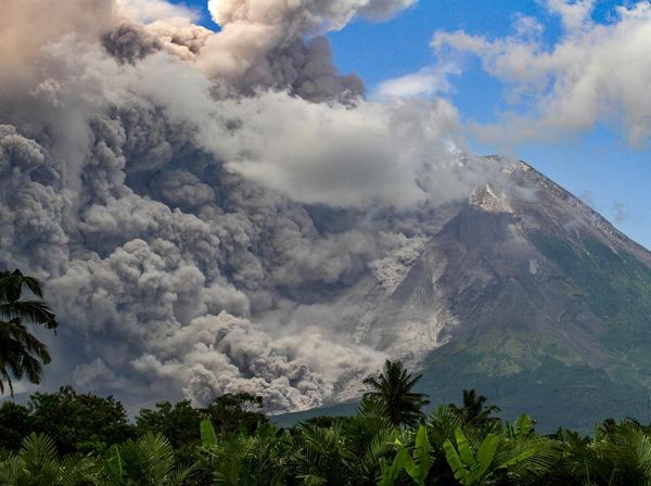 Penampakan Gunung Merapi Luncurkan Awan Panas
