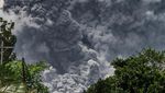 Penampakan Gunung Merapi Luncurkan Awan Panas