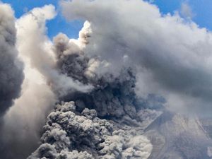 Merapi Semburkan Awan Panas Guguran Sejauh 2,5 Km Pagi Ini