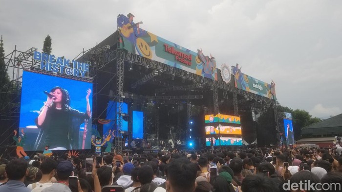 Penampilan Vierratale di Now Playing Festival Bandung, 11 Maret 2023.