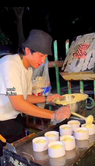 Penjual pancake mirip idol Kpop