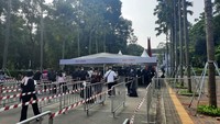 Begini suasana di luar Gelora Bung Karno jelang konser BLACKPINK. Para BLINK antre masuk ke GBK untuk soundcheck. Foto: Delia Arnindita Larasati/detikcom