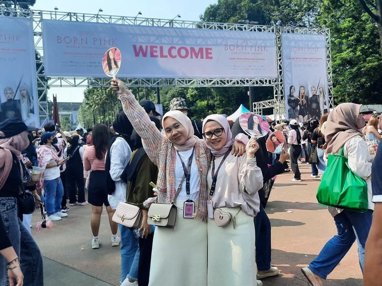 Ramainya BLINK Antre Masuk GBK Jelang Konser BLACKPINK
