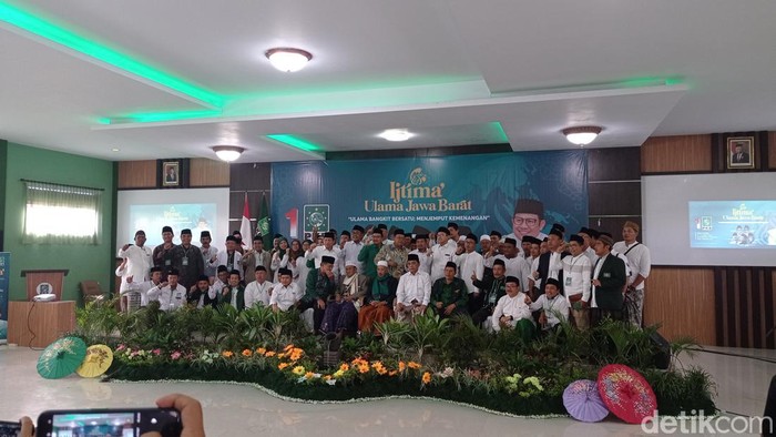 Peserta Ijtima Ulama Jawa Barat berfoto di aula kampus Universitas Cipasung (Uncip) Kabupaten Tasikmalaya, Sabtu.