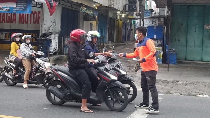 Petugas BPBD Wonosobo membagikan masker menyusul terjadinya hujan abu vulkanik dampak dari erupsi Gunung Merapi, Sabtu (11/3/2023).