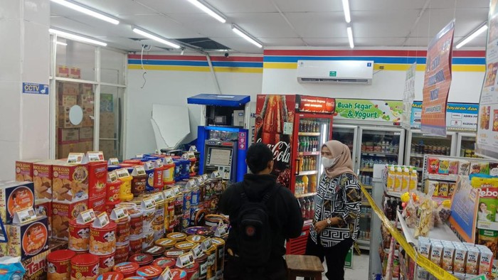 Petugas kepolisian melakukan olah TKP di Indomaret