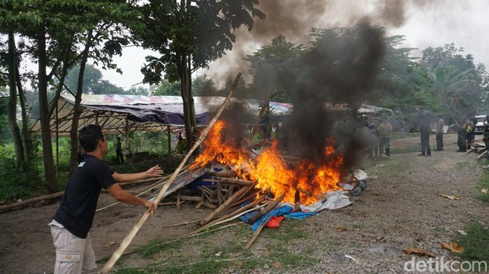 Petugas membakar arena judi di Mojokerto