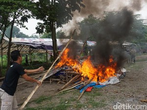Lokasi Judi Beromzet Puluhan Juta di Mojokerto Digerebek, Arena Dibakar