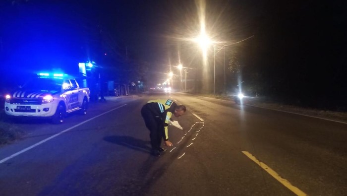 Polisi melakukan olah TKP di lokasi kecelakaan