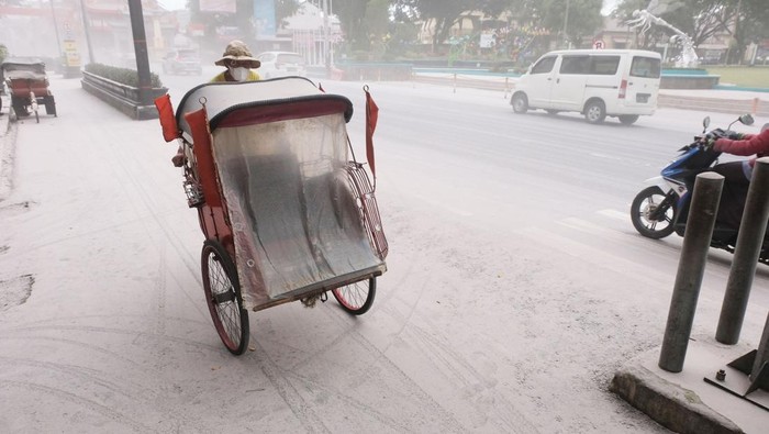 Potret Kota Magelang Diguyur Hujan Abu Gunung Merapi Sejumlah pengendara sepeda motor melintas di jalan utama kota Magelang yang diselimuti abu vulkanis gunung Merapi di Magelang, Jawa Tengah, Sabtu (11/3/2023). Gunung Merapi kembali memuntahkan awan panas guguran (APG) pada pukul 12.12 WIB yang mengakibatkan hujan abu yang mengarah ke barat laut dan utara, hujan abu dengan intensitas tinggi terjadi di Kota Magelang. ANTARA FOTO/Anis Efizudin/foc.