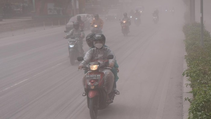 Sejumlah pengendara sepeda motor melintas di jalan utama kota Magelang yang diselimuti abu vulkanis gunung Merapi di Magelang, Jawa Tengah, Sabtu (11/3/2023). Gunung Merapi kembali memuntahkan awan panas guguran (APG) pada pukul 12.12 WIB yang mengakibatkan hujan abu yang mengarah ke barat laut dan utara, hujan abu dengan intensitas tinggi terjadi di Kota Magelang. ANTARA FOTO/Anis Efizudin/foc.