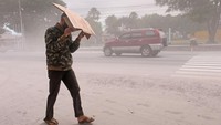 Erupsi ini mengakibatkan hujan abu yang mengarah ke barat laut dan utara.