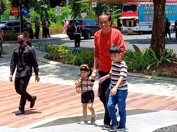 Presiden Jokowi menggandeng dua cucunya, Jan Ethes dan La Lembah Manah, di Solo Safari, Solo, Sabtu (11/3/2023) siang.