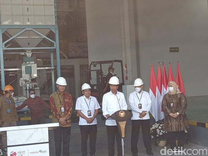 Presiden Jokowi meresmikan Modern Rice Milling Plant (MRMP) atau sentra penggilingan padi modern di Desa Karangmalang, Masaran, Kabupaten Sragen, Sabtu (11/3/2023).