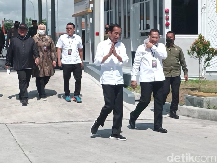 Presiden Jokowi meresmikan sentra penggilingan padi modern di Desa Karangmalang, Masaran, Kabupaten Sragen, Sabtu (11/3/2023).