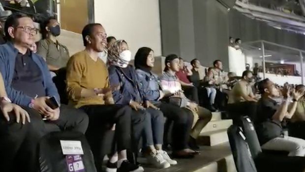 Presiden Jokowi saat menonton konser band rock asal Inggirs, Deep Purple di Solo, Jateng, Jumat (10/3/2023).