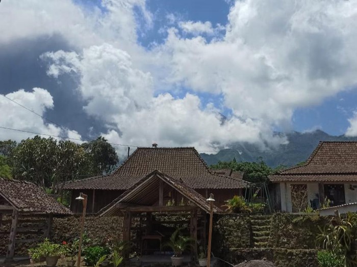 Puncak Gunung Merapi dilihat dari Desa Balerante, Kecamatan Kemalang, Klaten, Sabtu (11/3/2023) siang.
