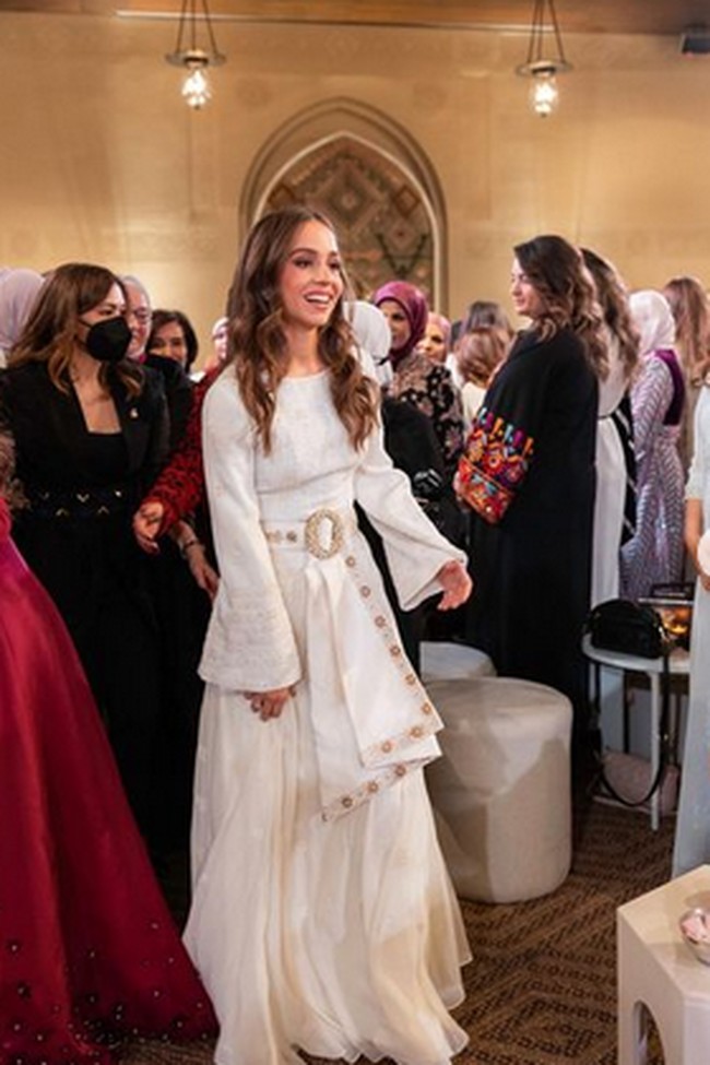 Putri Iman tampil cantik mengenakan dress putih panjang yang flowy. Foto: dok. Instagram