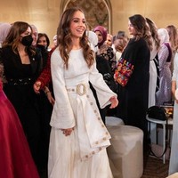 Putri Iman tampil cantik mengenakan dress putih panjang yang flowy. Foto: dok. Instagram