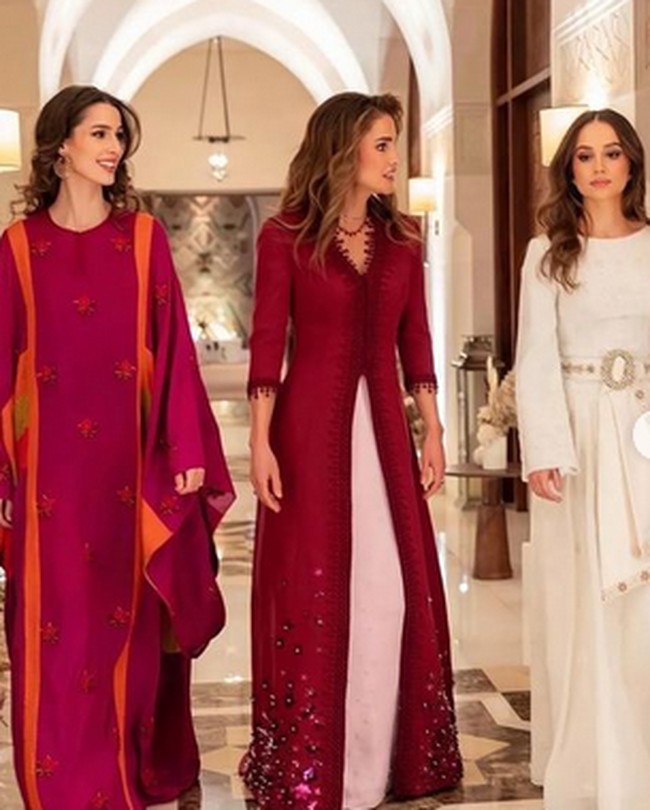 Tampak juga hadir Rajwa Al Saif, tunangan Pangeran Hussein dari Yordania. Ia tampil cantik dengan gamis. Foto: dok. Instagram