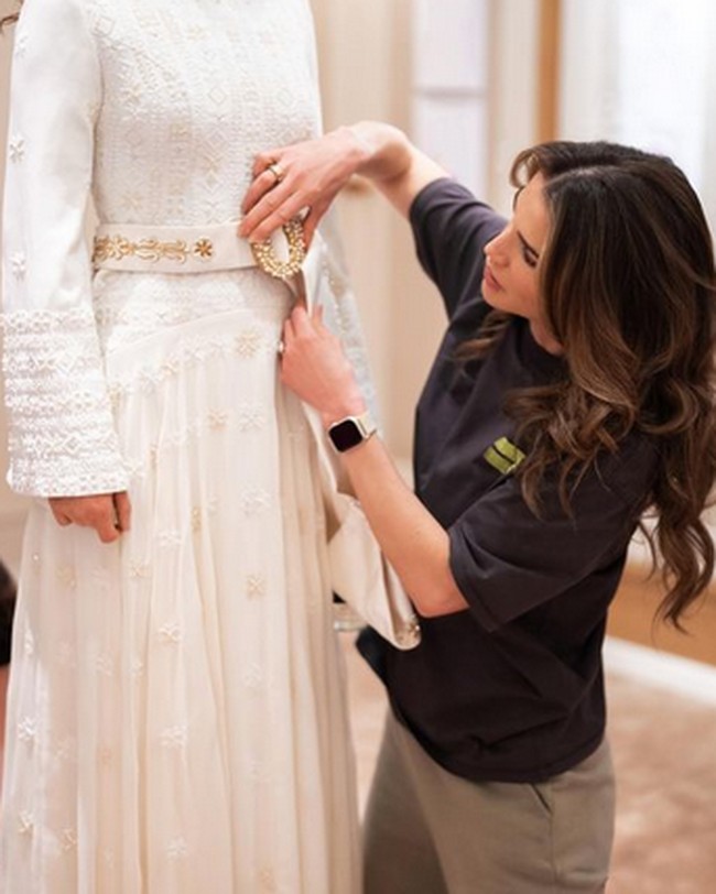 Sebelumnya, Ratu Rania telah membagikan foto dress yang akan dipakai Putri Iman di malam henna. Ratu Rania memperlihatkan tengah memasang ikat pinggang di tubuh putri keduanya itu.Foto: dok. Instagram