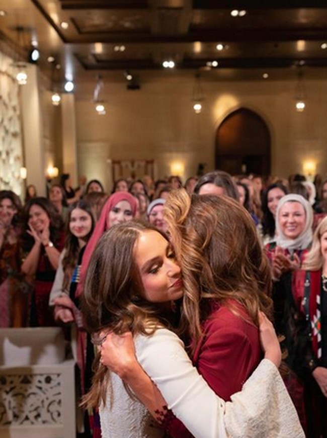 Momen haru sekaligus bahagia saat Putri Iman memeluk ibunya. Foto: dok. Instagram